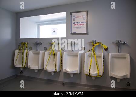 Toronto, Ontario, Kanada. April 2021. Ein Zeichen sozialer Distanzierung wurde im öffentlichen Waschraum im Park aufgesetzt.Quelle: Elton Law/Alamy Live News Stockfoto