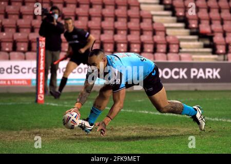 Mahe Fonua von Hull FC gibt beim Spiel der Betfred Super League im DW Stadium, Wigan, einen Versuch ab. Bilddatum: Donnerstag, 29. April 2021. Stockfoto