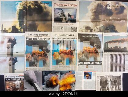 Massive Collage/Anzeige von Reaktionen der britischen Zeitungen und Zeitschriften nach den Terroranschlägen auf die Vereinigten Staaten am 11. September 2001. Stockfoto