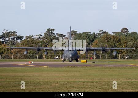 USAF MC-130J Commando II Abbiegen von RAF Lakenheath und Rückkehr zum nahegelegenen Stützpunkt von RAF Mildenhall. Stockfoto