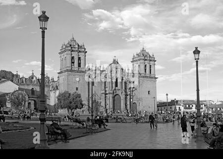 Kathedrale von Cusco auf dem Plaza de Armas mit einer lebhaften Straßenszene, Cuzco, Peru, Südamerika Stockfoto