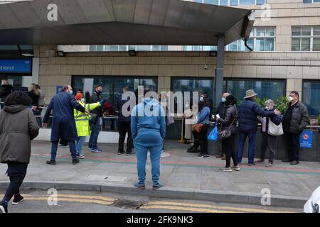 Moorfielsa Eye Hospital - London (UK), 29. April 2021: Lange Schlangen vor dem Moorfields Eye Hospital nach einem gemeldeten Computerfehler Stockfoto