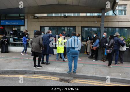 Moorfielsa Eye Hospital - London (UK), 29. April 2021: Lange Schlangen vor dem Moorfields Eye Hospital nach einem gemeldeten Computerfehler Stockfoto