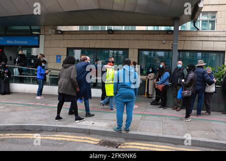 Moorfielsa Eye Hospital - London (UK), 29. April 2021: Lange Schlangen vor dem Moorfields Eye Hospital nach einem gemeldeten Computerfehler Stockfoto