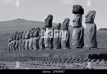 Erstaunliche riesige Moai-Statuen auf der feierlichen Plattform von Ahu Tongariki Osterinsel Chile in Monochrom Stockfoto