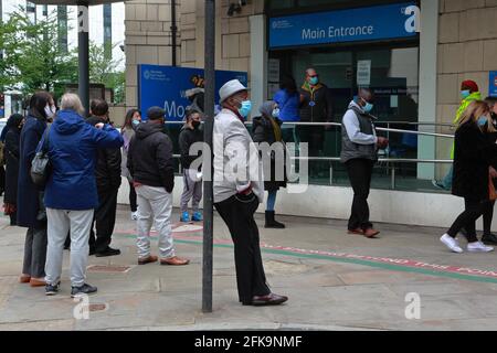 Moorfielsa Eye Hospital - London (UK), 29. April 2021: Lange Schlangen vor dem Moorfields Eye Hospital nach einem gemeldeten Computerfehler Stockfoto