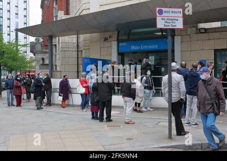 Moorfielsa Eye Hospital - London (UK), 29. April 2021: Lange Schlangen vor dem Moorfields Eye Hospital nach einem gemeldeten Computerfehler Stockfoto