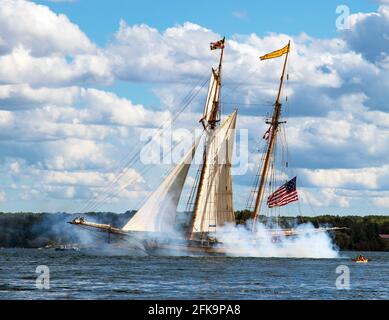 Eine Yacht, die an einem sonnigen Tag während eines Segelns vorbei fährt Tall Ships Festival Stockfoto