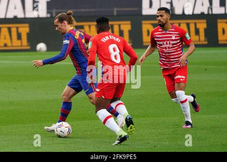 Camp Nou, Barcelona, Katalonien, Spanien. April 2021. La Liga Football, Barcelona gegen Granada; Antoine Griezmann Barcelona geht an Yan Eteki von Granada vorbei CF Credit: Action Plus Sports/Alamy Live News Stockfoto