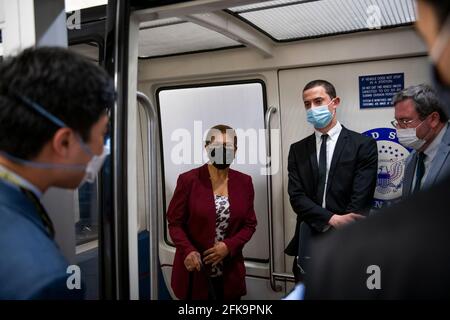 Washington, Vereinigte Staaten Von Amerika. April 2021. Die Vertreterin der Vereinigten Staaten, Karen Bass (Demokratin von Kalifornien), spricht mit Reportern, als sie in einen U-Bahn-Zug des Senats im US-Kapitol in Washington, DC, fährt, Donnerstag, den 29. April, 2021. Kredit: Rod Lamkey/CNP, weltweite Nutzung Kredit: dpa/Alamy Live News Stockfoto