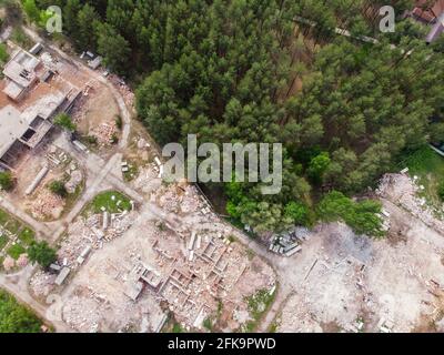 Antenne drone Blick auf alte abgerissen, industrielle Gebäude. Stapel von Beton und Stein Müll, Unrat, Schutt und Abfälle von Zerstörung Ruinen von Stockfoto