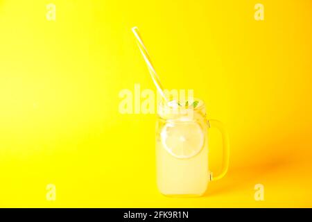 Eiskalte Lavendellimonade, Zitrone, Stroh, Minze. Klassischer Mojito-Cocktail, alkoholfreies Getränk mit Eis im Vintage-Glas, leuchtend rosa i Stockfoto