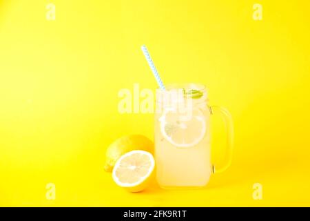 Eiskalte Lavendellimonade, Zitrone, Stroh, Minze. Klassischer Mojito-Cocktail, alkoholfreies Getränk mit Eis im Vintage-Glas, leuchtend rosa i Stockfoto