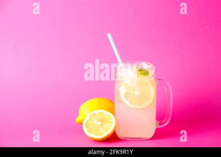 Eiskalte Lavendellimonade, Zitrone, Stroh, Minze. Klassischer Mojito-Cocktail, alkoholfreies Getränk mit Eis im Vintage-Glas, leuchtend rosa i Stockfoto