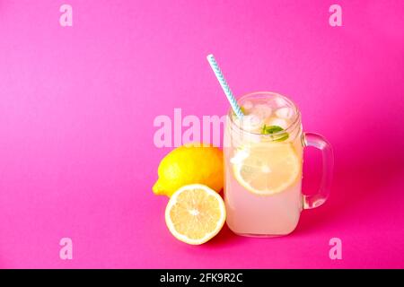 Eiskalte Lavendellimonade, Zitrone, Stroh, Minze. Klassischer Mojito-Cocktail, alkoholfreies Getränk mit Eis im Vintage-Glas, leuchtend rosa i Stockfoto
