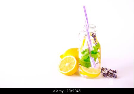 Eiskalte Lavendellimonade, Zitrone, Stroh. Zwei klassische Virgin Mojito Drinks, alkoholfreier Cocktail mit Eis in zwei Vintage Hipster Flaschen, isoliert w Stockfoto
