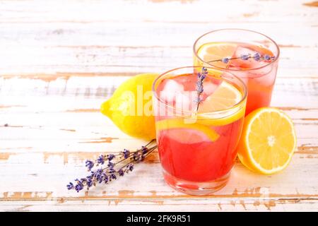 Limonade, Zitrone, Stroh. Virgin Erdbeere Mojito, alkoholfreier Cocktail mit Eis in Vintage-Trinkglas, isoliert auf blass grung Stockfoto
