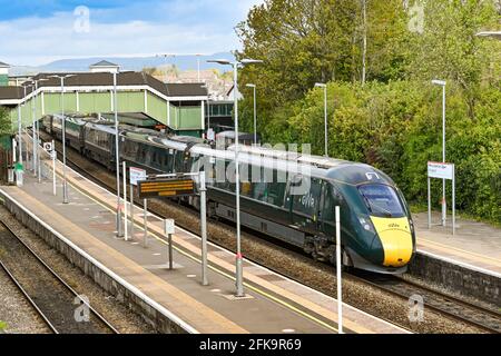 Bridgend, Wales - April 2021: Diesel-elektrischer Hochgeschwindigkeitszug der Klasse 800 fährt vom Bahnhof Bridgend nach London ab Stockfoto