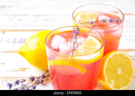 Limonade, Zitrone, Stroh. Virgin Erdbeere Mojito, alkoholfreier Cocktail mit Eis in Vintage-Trinkglas, isoliert auf blass grung Stockfoto