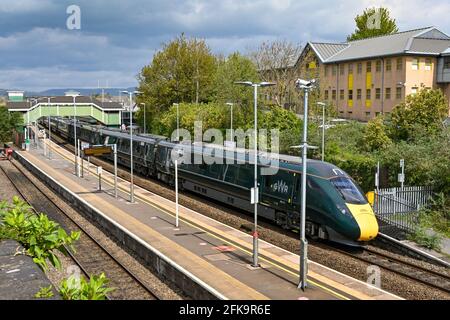 Bridgend, Wales - April 2021: Diesel-elektrischer Hochgeschwindigkeitszug der Klasse 800 fährt vom Bahnhof Bridgend nach London ab Stockfoto