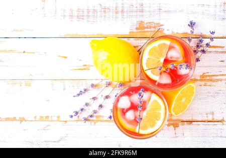 Limonade, Zitrone, Stroh. Virgin Erdbeere Mojito, alkoholfreier Cocktail mit Eis in Vintage-Trinkglas, isoliert auf blass grung Stockfoto