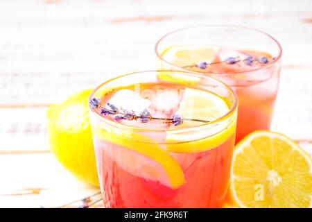 Limonade, Zitrone, Stroh. Virgin Erdbeere Mojito, alkoholfreier Cocktail mit Eis in Vintage-Trinkglas, isoliert auf blass grung Stockfoto