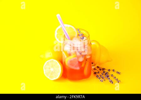 Zitrone, Zitrone und Stroh. Virgin Erdbeere Mojito, alkoholfreier Cocktail mit Eis in Vintage-Glas-Einmachglas, isoliert auf hell Stockfoto