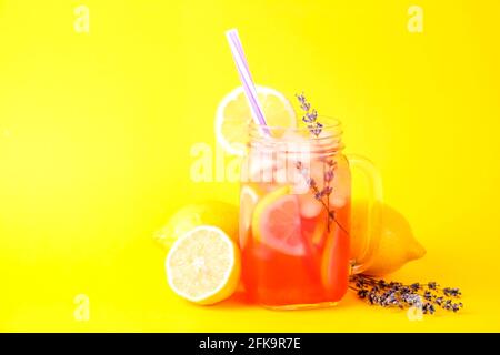 Zitrone, Zitrone und Stroh. Virgin Erdbeere Mojito, alkoholfreier Cocktail mit Eis in Vintage-Glas-Einmachglas, isoliert auf hell Stockfoto