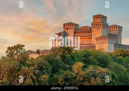 Schloss von Torrechiara, Emilia-Romagna, Italien, in der Abenddämmerung Stockfoto