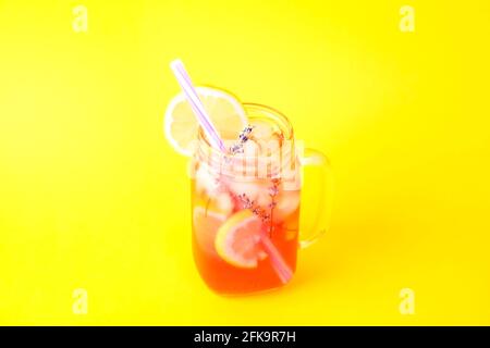 Zitrone, Zitrone und Stroh. Virgin Erdbeere Mojito, alkoholfreier Cocktail mit Eis in Vintage-Glas-Einmachglas, isoliert auf hell Stockfoto