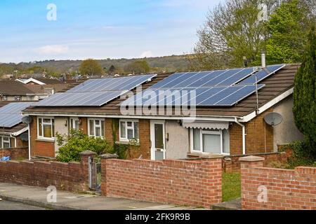 Bridgend, Wales - April 2021: Vorderansicht eines Bungalows mit Solarpaneelen auf dem Dach. Stockfoto