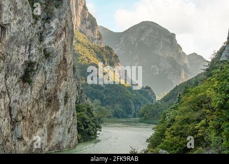 Blick über die Furlo-Schlucht in Acqualagna, Marken, Italien Stockfoto