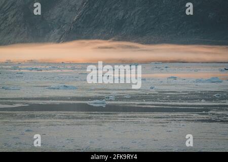 Gestrandete Eisberge im Nebel an der Mündung der Eisfjord in der Nähe von Ilulissat. Natur und Landschaft Grönlands. Reisen auf dem Schiff unter ices Stockfoto