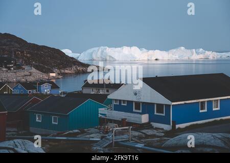 August 18 2019, Ilulissat, Grönland. Blick über farbenfrohe Häuser entlang der Hauptstraße von Ilulissat an der Westküste Grönlands. Kangia Stockfoto