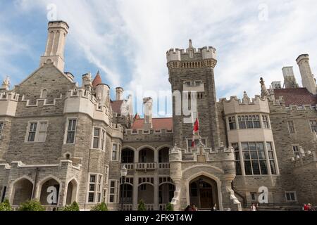 Casa Loma (Toronto) - Vordereingang, Nordfassade und Turm Stockfoto