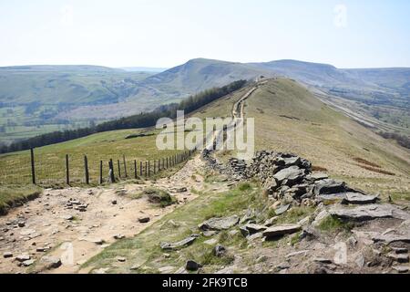 Fußweg in die Ferne Richtung Mam Tor im Hintergrund. MAM Tor ist ein 517 Meter hoher Hügel in der Nähe von Castleton im High Peak District, Derbyshire, Großbritannien. Stockfoto