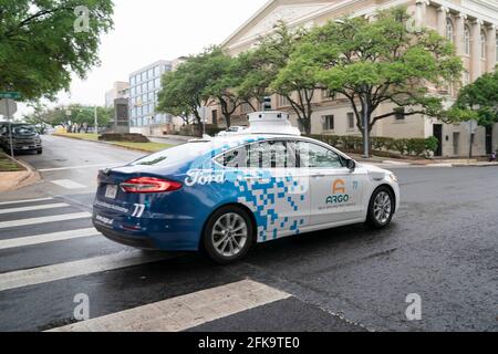 Ap0ril 29, 2021, Austin TX USA: Ein Ford-Testfahrzeug mit Argo.ai fahrerloser Autotechnologie fährt bei einem regelmäßigen Testlauf seiner hochmodernen Software und Hardware auf die Colorado Street in der Nähe des Texas Capitol. Das LIDAR-basierte Navigationssystem (Light Detection and Ranging) verwendet Laser, um Entfernungen zu ermitteln und die Position zu berechnen. ©Bob Daemmrich Stockfoto