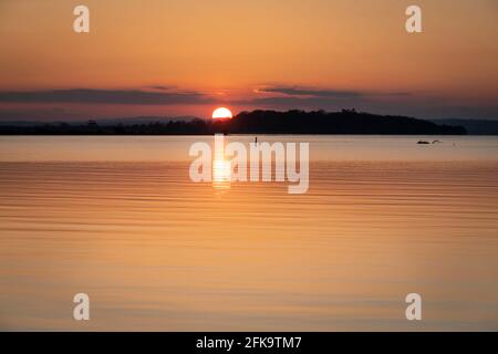 Lough Neagh, Armagh, mit Blick auf die Grafschaft Tyrone, bei Sonnenuntergang Stockfoto