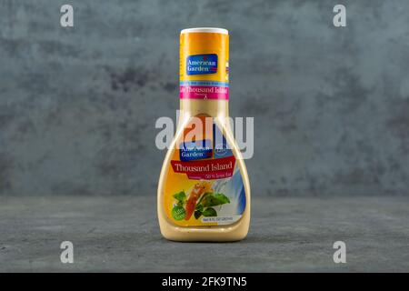 DOHA, KATAR - 28. APRIL 2020: Eine Flasche American Garden Thousand Island Dressing 267ml. Stockfoto