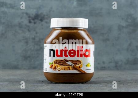 DOHA, KATAR - 28. APRIL 2020: Nutella ist ein weit verbreiteter Markenname für einen gesüßten Haselnuss-Kakao-Aufstrich. Nutella wird von der italienischen Firma hergestellt Stockfoto