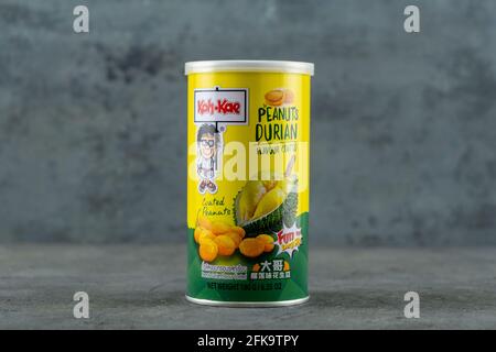 DOHA, KATAR - 28. APRIL 2020: Eine Dose Koh-Kae Peanuts Durian Geschmack beschichtet. Koh Kae ist der Markenname eines beliebten Erdnussjauses in Thailand Stockfoto
