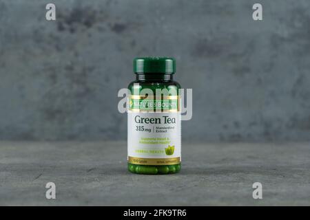 DOHA, KATAR - 28. APRIL 2020: Eine Flasche Nature's Bounty Green Tea Extract, 315mg, 100 Kapseln Stockfoto