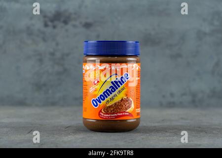 DOHA, KATAR - 28. APRIL 2020: Eine Flasche Ovomaltin Crunchy Cream mit malzierten Crunchy-Stücken und Kakao. Stockfoto