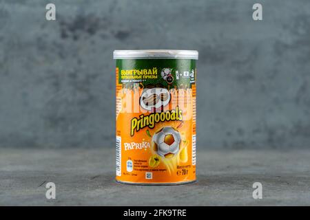 DOHA, KATAR - 28. APRIL 2020: Eine Packung Pringles Paprika Kartoffelchips 70g. Pringles ist eine Marke von Kartoffel-Snack-Chips im Besitz der Kellogg Company Stockfoto