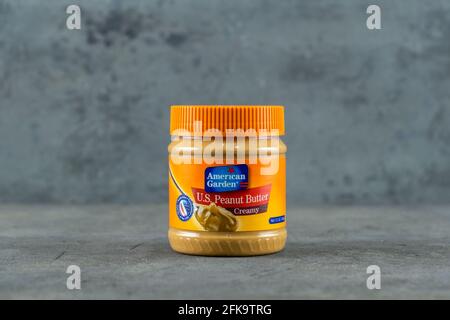 DOHA, KATAR - 28. APRIL 2020: American Garden U.S. Erdnussbutter, cremig 340g. Stockfoto