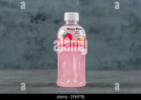 DOHA, KATAR - 28. APRIL 2020: Eine Flasche Mogu Mogu Lychee Saft mit Nata De Coco 320ml Stockfoto