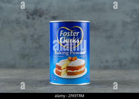 DOHA, KATAR - 28. APRIL 2020: Eine Dose von Foster Clarks Bikarbonat Soda 450g. Stockfoto