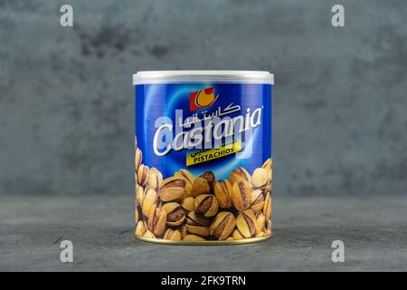 DOHA, KATAR - 28. APRIL 2020: Eine Dose Castania Pistazien. Castania ist führend auf dem libanesischen Nussmarkt. Stockfoto