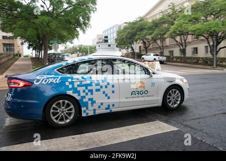 Austin, TX, USA. April 2021. Ein Ford-Testfahrzeug mit Argo.ai-Technologie für fahrerlose Fahrzeuge fährt am 29. April 2021 in der Nähe des Texas Capitol in die Colorado Street, wo er regelmäßig seine hochmoderne Software und Hardware testen wird. Das LIDAR-basierte Navigationssystem (Light Detection and Ranging) verwendet Laser, um Entfernungen zu ermitteln und die Position zu berechnen. Quelle: Bob Daemmrich/ZUMA Wire/Alamy Live News Stockfoto