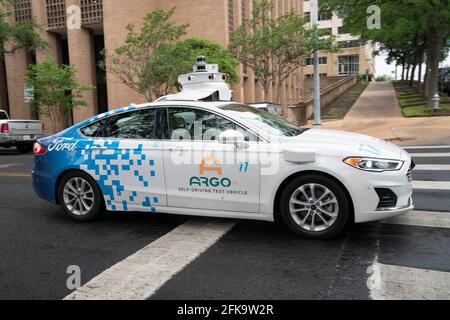 Austin, TX, USA. April 2021. Ein Ford-Testfahrzeug mit Argo.ai-Technologie für fahrerlose Fahrzeuge fährt am 29. April 2021 in der Nähe des Texas Capitol in die Colorado Street, wo er regelmäßig seine hochmoderne Software und Hardware testen wird. Das LIDAR-basierte Navigationssystem (Light Detection and Ranging) verwendet Laser, um Entfernungen zu ermitteln und die Position zu berechnen. Quelle: Bob Daemmrich/ZUMA Wire/Alamy Live News Stockfoto